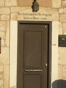 The German under this door frame reads:  "The spirit and the bride say come, Lord Jesus."